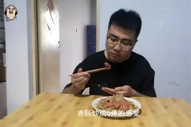 买的烤肠也可以做菜，买上两块钱豆芽，做个豆芽炒香肠，开胃健康