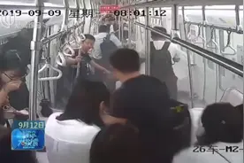 惊险！充电宝在地铁上冒烟，整个车厢浓烟滚滚，乘客被吓得到处跑视频封面