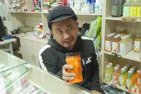 搞笑短剧：美女超市买罐头，没想却被老板忽悠拧瓶盖，套路太深了视频封面