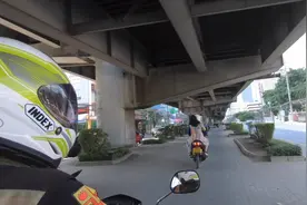 泰国曼谷街头摩的初体验，在车流中穿梭，不要太刺激！视频封面