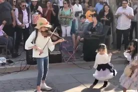 美国年仅十岁的小女孩街头小提琴表演《Lambada》