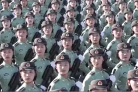 又美又飒！女兵方队66秒128步分秒不差 毫厘不错视频封面