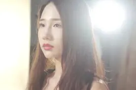 美女模特正在拍照，因工作压力太大，突然晕倒在地！视频封面