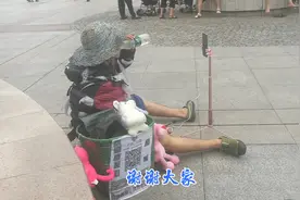 重庆街头偶遇打扮怪异的户外主播，大家有什么看法视频封面