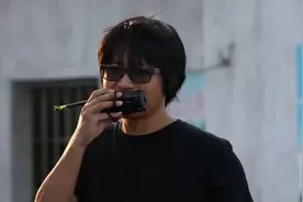 飞驰人生记录，导演韩寒很活跃，踩着平衡车在片场到处讲戏视频封面