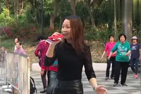 街头艺人翻唱张国荣《沉默是金》，音乐一响震撼心灵，太好听！视频封面