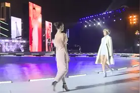 美女时尚走秀，皮肤白皙格外显嫩，吸引了全场人的目光视频封面