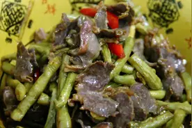 这道酸豆角炒鸡胗酸爽开胃，口感清脆贼有嚼劲，下饭下酒就靠它了视频封面