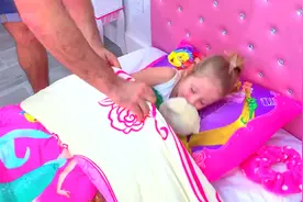 小萝莉和爸爸去海边玩视频封面