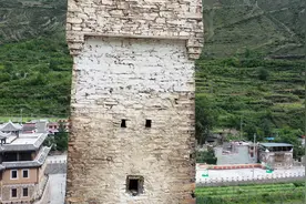 当年，乾隆不惜派兵20万攻打金川，夺回这样一座沃日官寨与碉楼视频封面