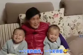 温情:2岁双胞胎萌娃演双簧，80岁曾姥姥抱怀里超欢喜，四世同堂视频封面