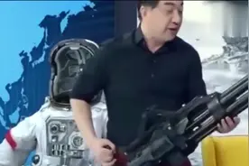 张教授手持“加特林”，现场教学怎么使用加特林机关枪！视频封面
