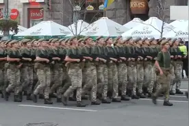 乌克兰大阅兵  女兵受阅方队气势超越男兵，而且个个貌美如花！视频封面