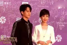 赵雅芝携手儿子走红毯，儿子太帅了，网友：基因真强大啊！ 太像视频封面