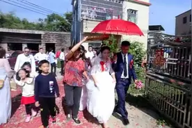 广东一老板接亲，新娘怀孕了，敬茶时收了好多钱，出门习俗好特别视频封面