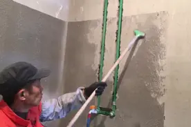 卫生间墙面原有防水必须铲除后再做防水，你家装修是否铲了？视频封面