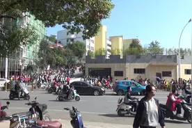 实拍江西省重点中学，中午放学时校门口的壮观场景视频封面