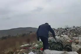 实拍农村老人捡垃圾的心里话，太苦太难视频封面
