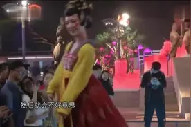 大唐不夜城不倒翁美女真人出镜，接受采访，看看到底长什么样！视频封面