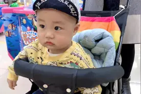萌娃被啥吸引住了？竟向小姐姐投出羡慕的眼光，宝妈为何一阵心酸视频封面