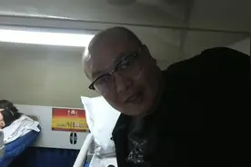 临沂小伙亲身体验火车卧铺，竟然还是三层的，躺着都难受视频封面