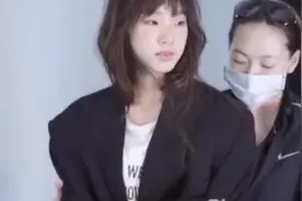 小S陪女儿拍杂志，全程眼睛一直都在女儿身上，暖心的妈妈视频封面