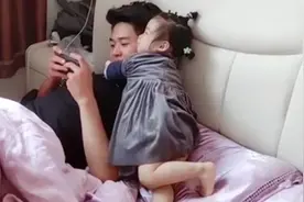 外甥女一见到舅舅，就缠上他了，又亲又蹭，亲爸要吃醋了视频封面