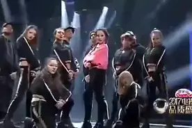 李小璐现场演唱一段rap，酷帅惊艳台下人！网友：不愧补过课的人视频封面