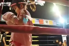 泰国儿童泰拳赛，小女孩VS小男孩，萌萌哒小女孩太勇敢了视频封面