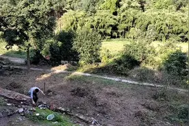 农村小伙废物利用，用建筑垃圾铺小路，还取了一个文绉绉的名字视频封面