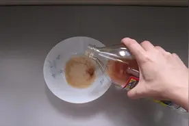 浴室瓷砖缝隙卡污垢？用这「土方法」变得像新的一样！视频封面