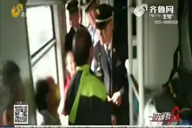 马大哈！香港游客到大陆旅游，接了个电话，竟把包忘在了厕所视频封面