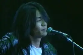 朴树获奖现场演唱《白桦林》和《那些花儿》，多年后听到依旧感动视频封面