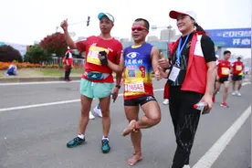 厉害了！赤脚跑全程马拉松 目标跑完一百场视频封面