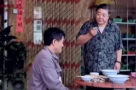 落叶归根：穷大叔点了鸡和鱼，没想到吃了娃娃鱼，这下要割血了！视频封面