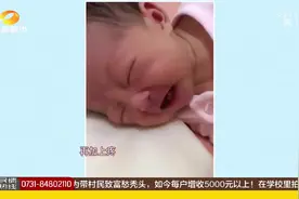 出生3天女婴长2颗牙，妈妈忍痛喂奶被咬哭，却不放弃母乳喂养视频封面