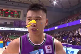 山东男篮主场大胜后，新队长赛后这席话真爷们！视频封面