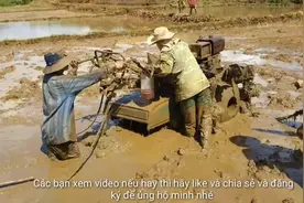 越南农民驾驶的拖拉机陷在大泥坑里，看看他们是怎么弄出来的视频封面