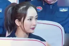 佟丽娅在部队跳新疆舞，一出场众人不淡定了，杨幂在台下学扭脖子视频封面