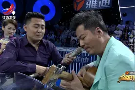 超级歌单：黄国伦秀独门绝技，现场吉他弹唱忧愁版《小苹果》视频封面