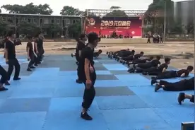 退伍兵哥哥回学校继续读书赶上了军训 给教官上了一课视频封面