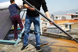 深圳小伙花了450元把老家用了7年的太阳能热水器拆开清洗,太脏了视频封面
