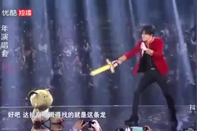 虚拟歌姬洛天依和薛之谦，合唱《达拉崩吧》，现场太搞笑了！视频封面