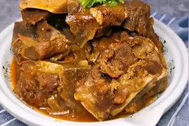 今天我们来做酱香牛骨头，酱香十足，很好吃视频封面