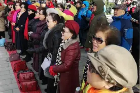 北京气质大妈又唱又跳看的观众非常激动视频封面