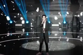 肖战芭莎演唱《满足》高清，鞋子太大我老担心他走路的时候掉了