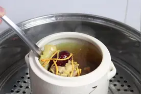 身体虚弱、气血不足，教你1款虫草老鸡汤，补气升阳，身体更健康视频封面