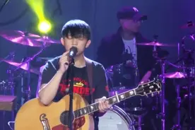 《亲爱的你》小海现场版开口即感动全场，一位默默低调努力的歌手视频封面