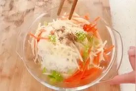 剩米饭可以做成早餐饼，方法简单快捷，学会了以后早餐不用愁
