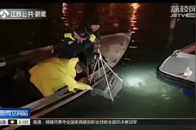 威尼斯船夫变运河清道夫，夜晚下水打捞垃圾，已清理出2.5吨！视频封面